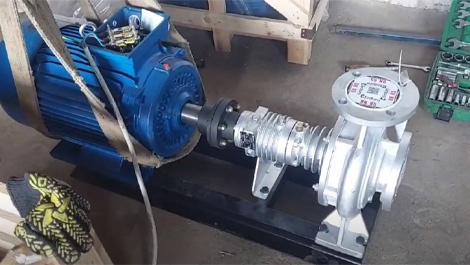 Zusammenbau eines Pumpenaggregats für Thermoöl. Die Temperatur des Thermoöls erreicht 350°C