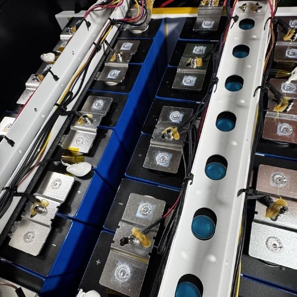 Літієва батарея LiFePO4 51.2V 100Ah, на стійку комірки EVE 3.2V 100Ah grade A cells, сертифікована ROHS, сумісна з інвертором DEYE Літієва батарея LiFePO4 51.2V 100Ah, на стійку комірки EVE 3.2V 100Ah grade A cells, сертифікована ROHS, сумісна з інвертором DEYE