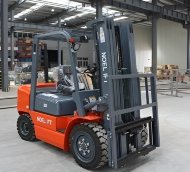 Дизельный погрузчик FD35-60, 3,5 тонны, высота подъема 6м, двигатель XinChaiC490 боковое смещение каретки и позиционер вил Дизельный погрузчик FD35-60, 3,5 тонны, высота подъема 6м, двигатель XinChaiC490 боковое смещение каретки и позиционер вил