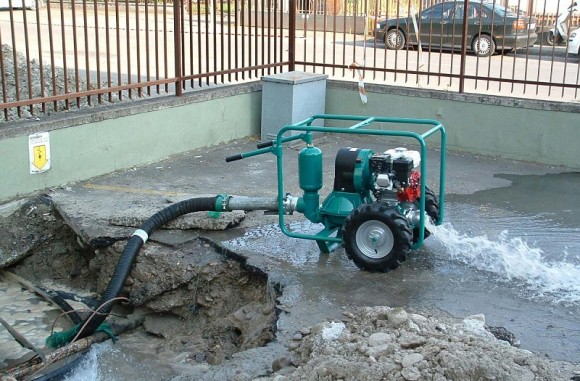 Caffini - Libellula Lib 1-3, AL Membranpumpe mit Honda Benzinmotor montiert auf Anhänger mit Rädern Caffini - Libellula Lib 1-3, AL Membranpumpe mit Honda Benzinmotor montiert auf Anhänger mit Rädern