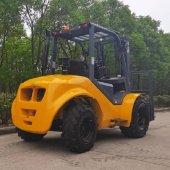 Carretilla elevadora diésel CPCD30 4WD con una capacidad de elevación de 3 toneladas Carretilla elevadora diésel CPCD30 4WD con una capacidad de elevación de 3 toneladas