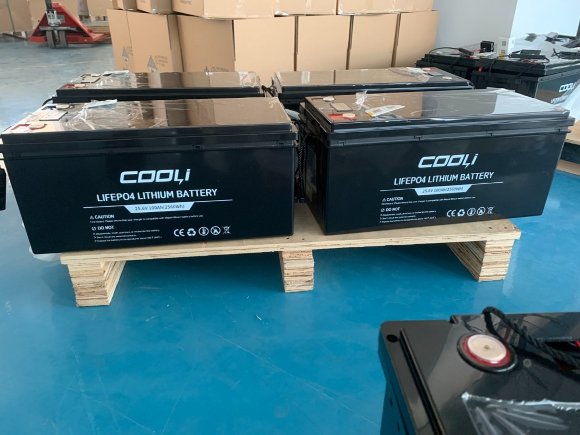 Lithium-iron-phosphate (lithium-ferrous) battery CL-25.6V 100Ah, LiFePO4, LFP ABS Shell floor standing with Bluetooth and display Lithium-iron-phosphate (lithium-ferrous) battery CL-25.6V 100Ah, LiFePO4, LFP ABS Shell floor standing with Bluetooth and display