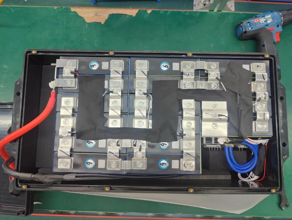 Lithium-iron-phosphate (lithium-ferrous) battery CL-25.6V 100Ah, LiFePO4, LFP ABS Shell floor standing with Bluetooth and display Lithium-iron-phosphate (lithium-ferrous) battery CL-25.6V 100Ah, LiFePO4, LFP ABS Shell floor standing with Bluetooth and display