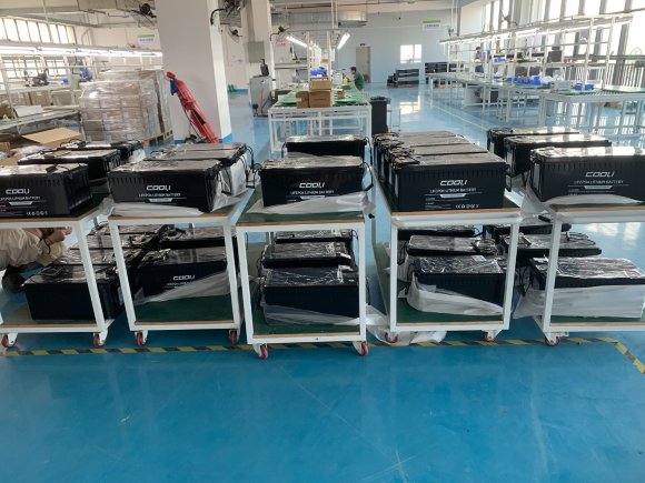 Lithium-iron-phosphate (lithium-ferrous) battery CL-25.6V 100Ah, LiFePO4, LFP ABS Shell floor standing with Bluetooth and display Lithium-iron-phosphate (lithium-ferrous) battery CL-25.6V 100Ah, LiFePO4, LFP ABS Shell floor standing with Bluetooth and display