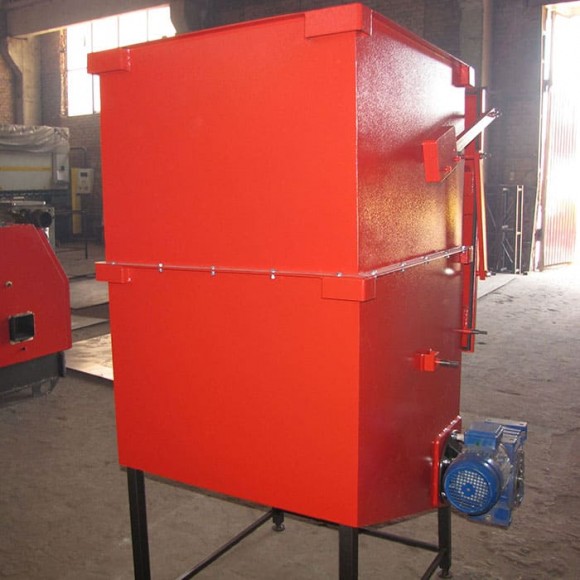 Feeding hopper for wood chips with a volume of 0.6 cubic meters