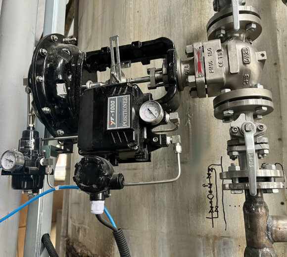 DN25 Pneumatisch betätigtes Stellventil 10P11Y-DNx2516Z-L112C-C (Gehäuse CF8, Sitz SS304) mit Stellungsregler YT-1000, Eingang 4-20mA, Ex DN25 Pneumatisch betätigtes Stellventil 10P11Y-DNx2516Z-L112C-C (Gehäuse CF8, Sitz SS304) mit Stellungsregler YT-1000, Eingang 4-20mA, Ex