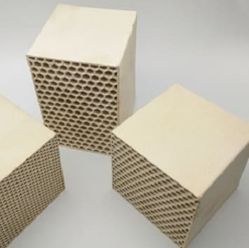 Regenerator ceramiczny o strukturze plastra miodu